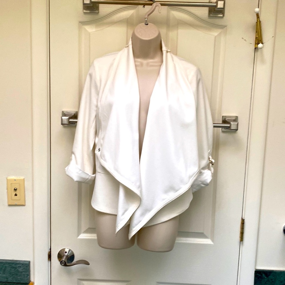 Cropped Knitted white color jacket with lining